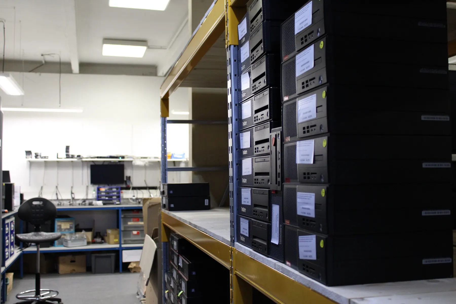 Poste fixe et écran professionnels repris par Destock Info